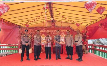 Polres Kepulauan Anambas Serahkan Parcel Imlek kepada Pengurus Vihara Gunung Dewa Siantan