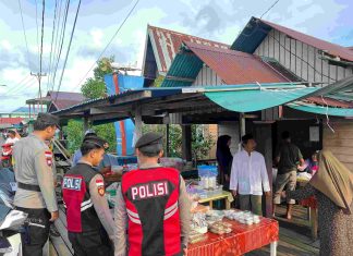 Personel Polsek Bunguran Barat Amankan Pasar Ramadan di Sedanau