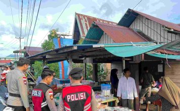Personel Polsek Bunguran Barat Amankan Pasar Ramadan di Sedanau
