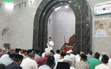 Ansar Ahmad dan Nyanyang Haris Pratamura Tarawih Bersama Warga di Lingga, Sampaikan Program Strategis Kepri