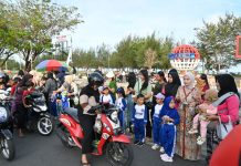 Anak-anak TK dan KB Angkasa Lanud Raden Sadjad Natuna Tunjukkan Kepedulian Lewat Pembagian Takjil Gratis