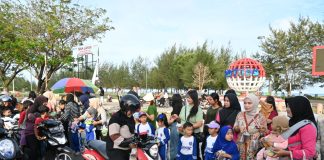 Anak-anak TK dan KB Angkasa Lanud Raden Sadjad Natuna Tunjukkan Kepedulian Lewat Pembagian Takjil Gratis