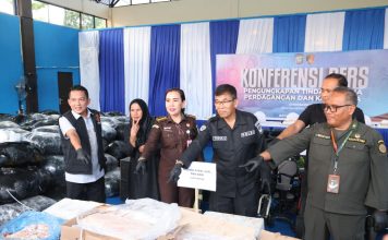 Polda Kepri Ungkap Penyelundupan 5.037 Kotak Daging Ilegal dan Ratusan Karung Barang Bekas Asal Singapura