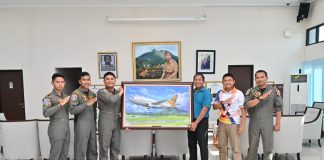 Danlanud RSA Terima Lukisan Pesawat, Camar Family Abadikan Tugas Udara di Natuna