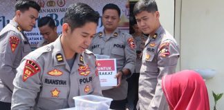 Jumat Berkah, Kapolres Bener Meriah dan Mahasiswa STIK-PTIK Salurkan Bansos Kapolri untuk Warga Bukit