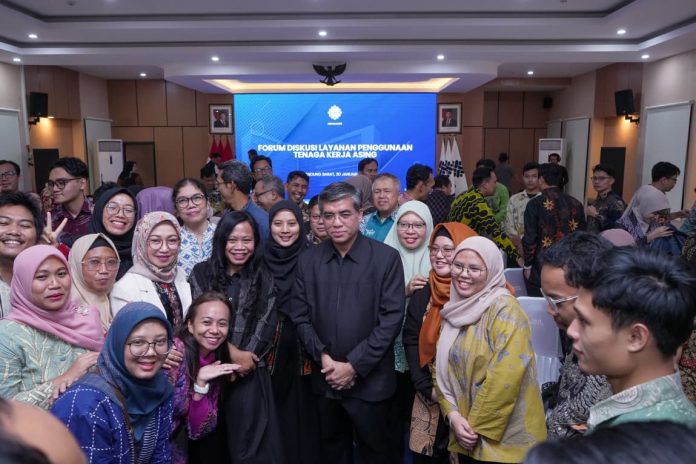 Menaker Yassierli Ipada Forum Diskusi Layanan Penggunaan Tenaga Kerja Asing di BBPKK Bandung Barat 3