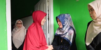 Hangatnya Ramadan, Deby Maryanti Sapa Lansia LKS Barokah di Kijang