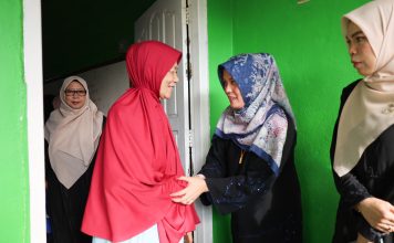 Hangatnya Ramadan, Deby Maryanti Sapa Lansia LKS Barokah di Kijang
