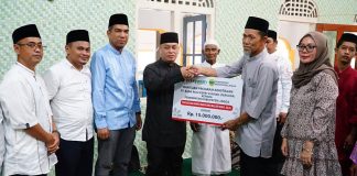 Safari Ramadhan di Batu Berlubang, Bupati dan Wabup Lingga Serahkan Bantuan untuk Yatim dan Lansia