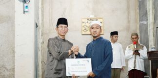 Amsakar Achmad Buka Puasa Bersama Warga Sambau, Serahkan Bantuan untuk Rumah Ibadah