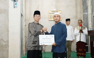 Amsakar Achmad Buka Puasa Bersama Warga Sambau, Serahkan Bantuan untuk Rumah Ibadah