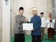 Amsakar Achmad Buka Puasa Bersama Warga Sambau, Serahkan Bantuan untuk Rumah Ibadah