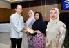 Amsakar Serahkan Santunan untuk Janda, Anak Yatim, dan Petugas Kebersihan di Lingkungan Pemko Batam