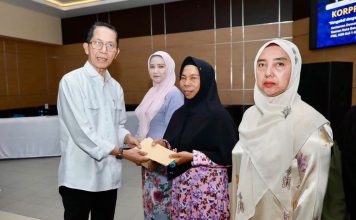 Amsakar Serahkan Santunan untuk Janda, Anak Yatim, dan Petugas Kebersihan di Lingkungan Pemko Batam