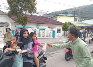 Starfish Futsal Anambas Berbagi Takjil untuk Pengguna Jalan di Simpang Taman Bermadah