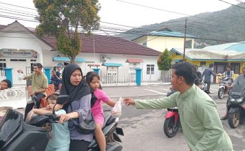 Starfish Futsal Anambas Berbagi Takjil untuk Pengguna Jalan di Simpang Taman Bermadah