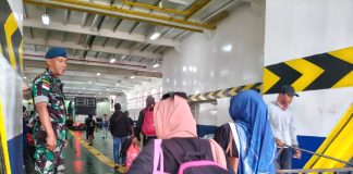 Babinterau Lanud Raden Sadjad Natuna Amankan Kedatangan Kapal di Pelabuhan Ranai