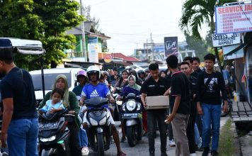 Ramadhan Penuh Berkah, Personel Bujangan Lanud RSA Berbagi Takjil Gratis Untuk Warga Natuna