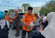 Kolaborasi Basarnas dan Kejari Natuna Bagikan Takjil untuk Masyarakat di Ranai