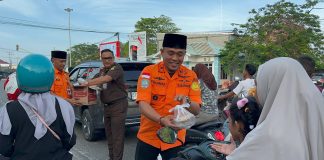 Kolaborasi Basarnas dan Kejari Natuna Bagikan Takjil untuk Masyarakat di Ranai