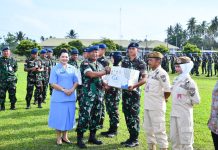 Danlanud RSA Natuna dan Ketua PIA AG Cab.9 Bagikan Bingkisan Lebaran untuk Prajurit, PNS, dan Honorer