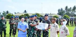 Danlanud RSA Natuna dan Ketua PIA AG Cab.9 Bagikan Bingkisan Lebaran untuk Prajurit, PNS, dan Honorer
