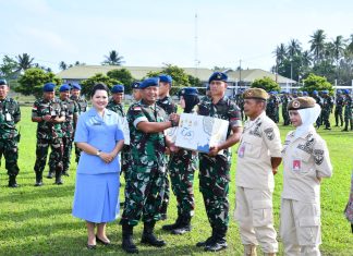 Danlanud RSA Natuna dan Ketua PIA AG Cab.9 Bagikan Bingkisan Lebaran untuk Prajurit, PNS, dan Honorer