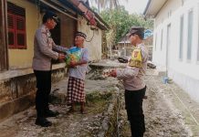 Kapolres Buton Salurkan Bantuan Sosial Kepada Korban Kebakaran di Desa Lapandewa Makmur