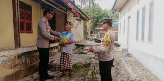 Kapolres Buton Salurkan Bantuan Sosial Kepada Korban Kebakaran di Desa Lapandewa Makmur