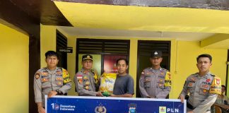 Polsek Serasan Salurkan 1 Ton Beras Bantuan TJSL PLN Batam untuk 200 Warga