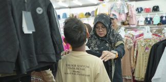Berbagai Kebahagiaan, Bupati Afni Ajak Anak Yatim Belanja Kebutuhan Lebaran