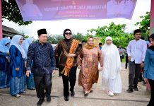 Bupati Bengkalis Dampingi Anggota DPR RI Dewi Juliani Serahkan Bantuan Sembako dan Pompanisasi di Kecamatan Pinggir