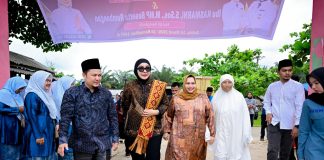 Bupati Bengkalis Dampingi Anggota DPR RI Dewi Juliani Serahkan Bantuan Sembako dan Pompanisasi di Kecamatan Pinggir