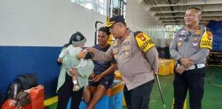 Pastikan Pelayanan Penumpang Optimal, Kapolres Natuna Bersama Forkopimda Tinjau Arus Mudik di Pelabuhan Penagi