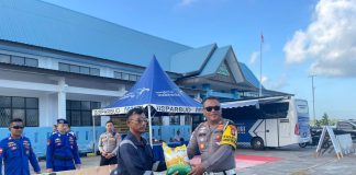 Kasat Lantas Polres Natuna Hadir Bawa Kepedulian untuk Buruh Angkut di Pelabuhan