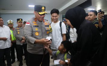 Wujud Kepedulian Untuk Masyarakat, Kapolda Kepri Bagikan Tiket Mudik Gratis