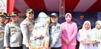 Kapolres Bersama ketua Bhayangkari Cabang Aceh Timur Sambangi Pos Lebaran, Beri Semangat Petugas