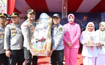 Kapolres Bersama ketua Bhayangkari Cabang Aceh Timur Sambangi Pos Lebaran, Beri Semangat Petugas