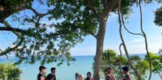 Polsek Bunguran Barat Amankan Wisata Pantai Maros, Pengunjung Dihimbau Waspada Saat Libur Idul Fitri