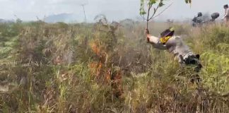 Polsek Bunguran Barat Bersama Warga Berjibaku Padamkan Karhutla 50 Hektare Secara Manual