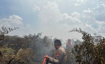 Kebakaran Lahan di Batubi–Kelarik, Polres Natuna Lakukan Pemadaman dan Penyelidikan