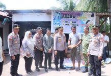 Mewakili Kapolres Aceh Timur, Wakapolres Serahkan Bantuan kepada Personel Polsek Peureulak Barat Yang Mengalami Musibah Kebakaran