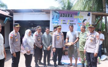 Mewakili Kapolres Aceh Timur, Wakapolres Serahkan Bantuan kepada Personel Polsek Peureulak Barat Yang Mengalami Musibah Kebakaran