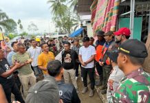 Bupati Al-Farlaky Dialog dengan Warga Pelalu, Soroti Lambannya Progres Huntara