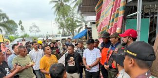 Bupati Al-Farlaky Dialog dengan Warga Pelalu, Soroti Lambannya Progres Huntara