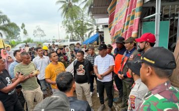 Bupati Al-Farlaky Dialog dengan Warga Pelalu, Soroti Lambannya Progres Huntara