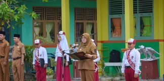 Kenang Masa Kecil, Bupati Afni Berbagi Kisah dengan Guru dan Pelajar