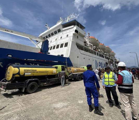 Perumda Tirta Nusa Suplai Air Bersih ke KM Bukit Raya, Antisipasi Dampak Kemarau