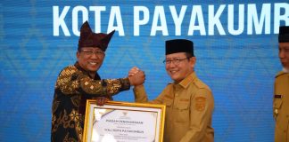 Dukung Pembentukan Posbankum, Wali Kota Zulmaeta Terima Piagam Penghargaan dari Menteri Hukum