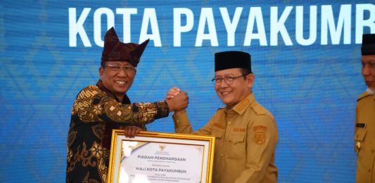 Dukung Pembentukan Posbankum, Wali Kota Zulmaeta Terima Piagam Penghargaan dari Menteri Hukum
